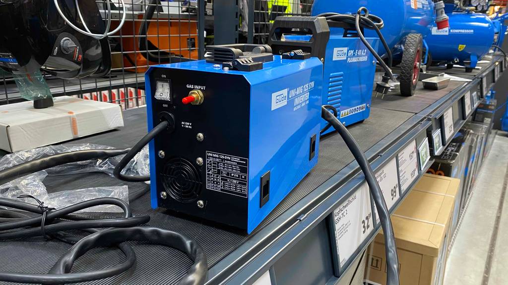 Mig-Mag-Schweißgerät im Test: Blick auf die Rückseite mit Betriebsschalter und Gas-Input.