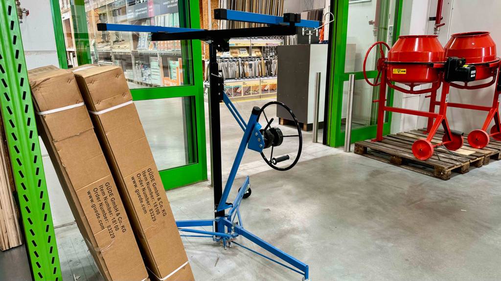 Gesamtansicht eines getesteten Plattenhebers für den Trockenbau, der im Baumarkt steht.