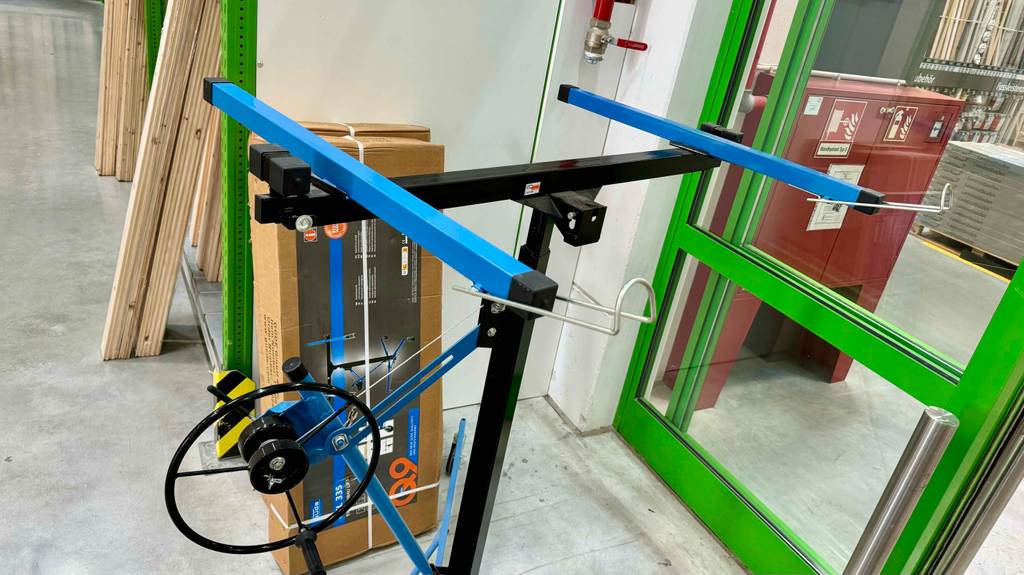 Nahaufnahme der Kurbel und des Gestells von einem Plattenheber für den Trockenbau im Test.