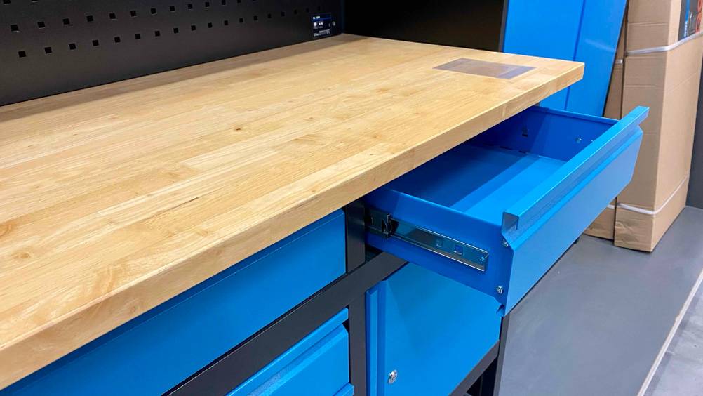 Im Test: Nahaufnahme einer geöffneten Schublade einer blauen Werkbank.