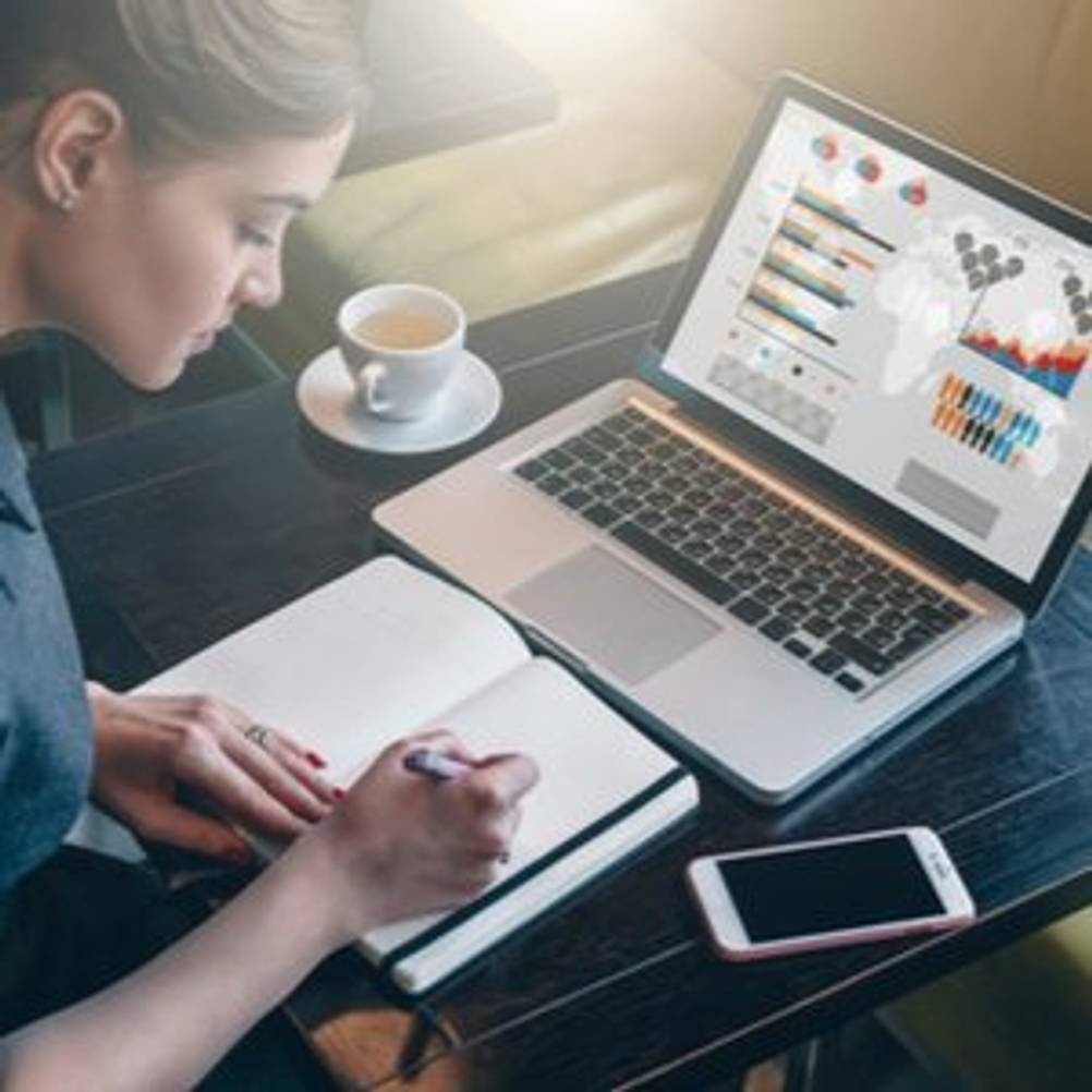 frau arbeitet am laptop
