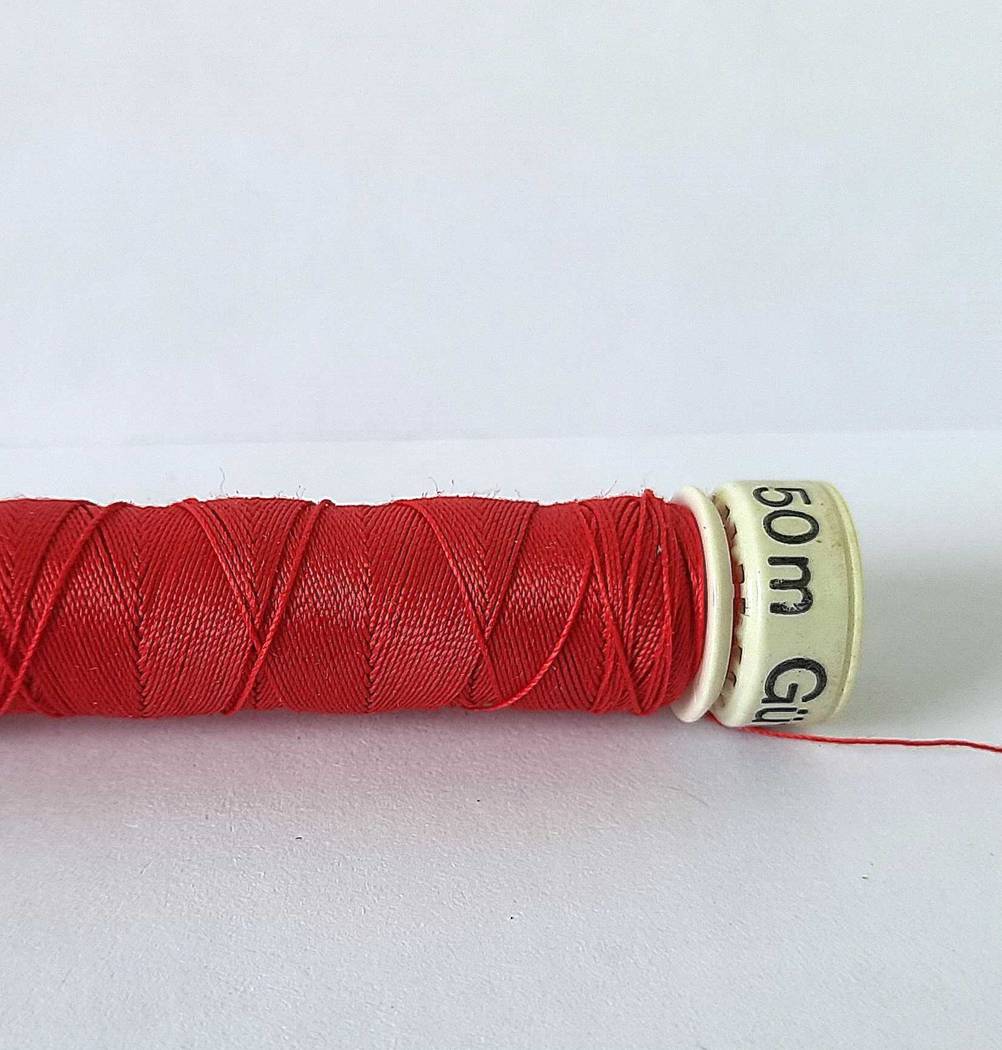 Gütermann-Nähgarn-Test: Nahaufnahme der angaben auf der Spindel.