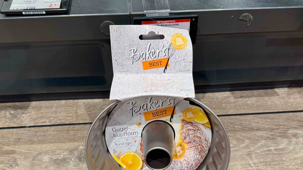 Gugelhupfform im Test: Nahaufnahme des Labels mit Logo.