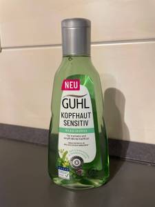 Eine grüne Shampoo Packung von Guhl
