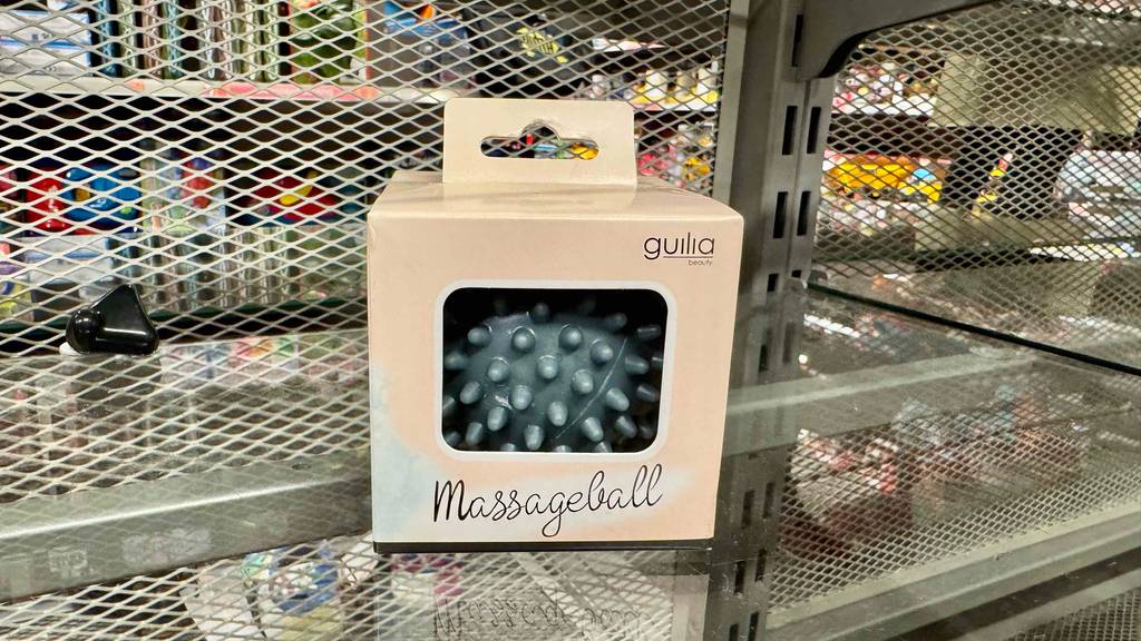 Massagebälle im Test: Ein Noppenball in der Verpackung steht auf einem Verkaufsregal.