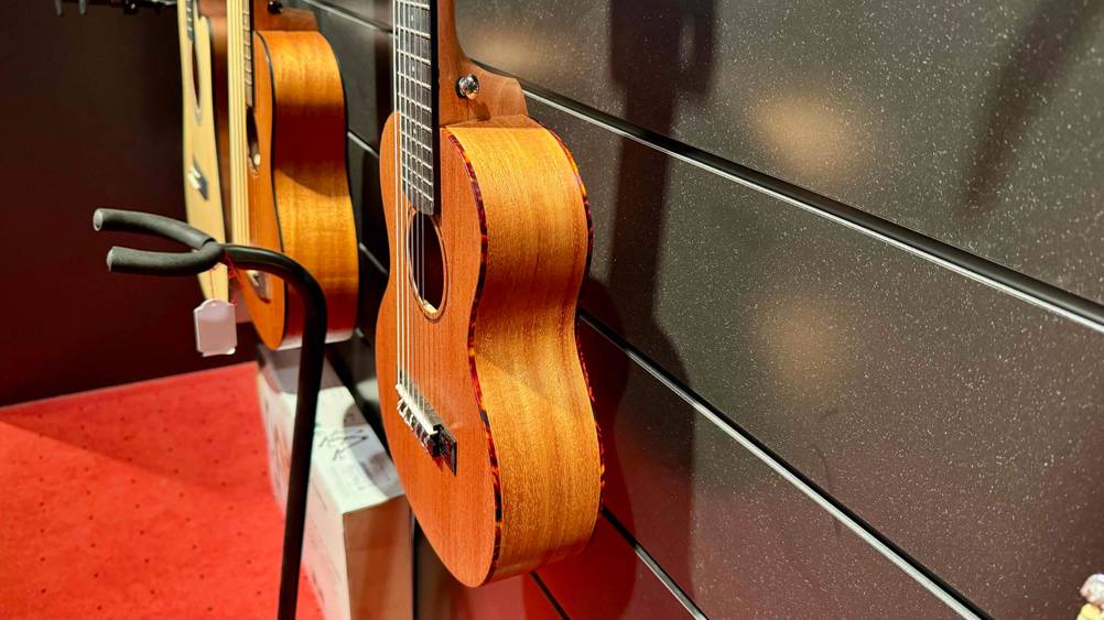 Seitenansicht des Korpuses einer getesteten Guitarlele.