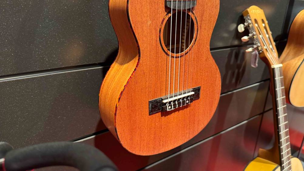 Guitarlele im Test: Nahaufnahme des Steges.