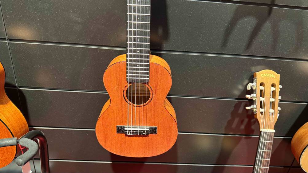 Guitarlele getestet: Nahaufnahme des Korbus an einer Wand hängend.