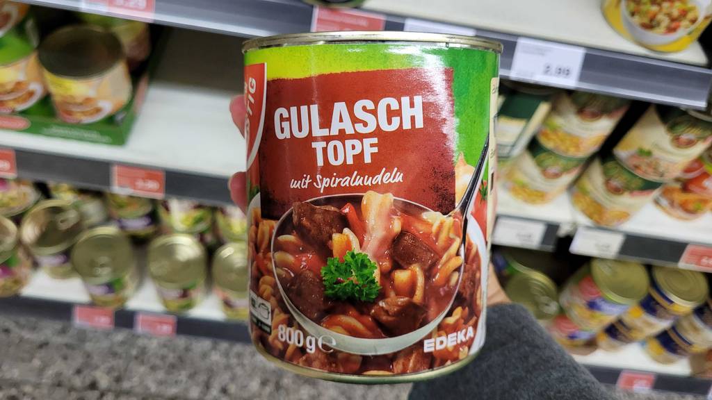 Gulaschtopf von Gut & Günstig im Test: Eine Hand hält Dose fest.