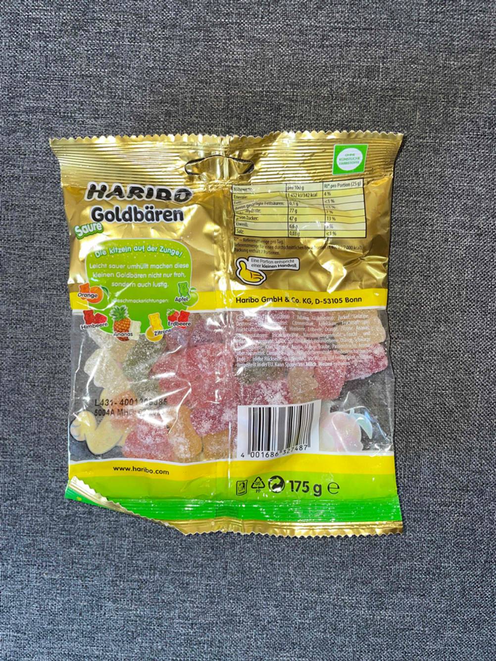 Gummibärchen getestet: Rückseite einer Packung auf einem grauen Stoff.