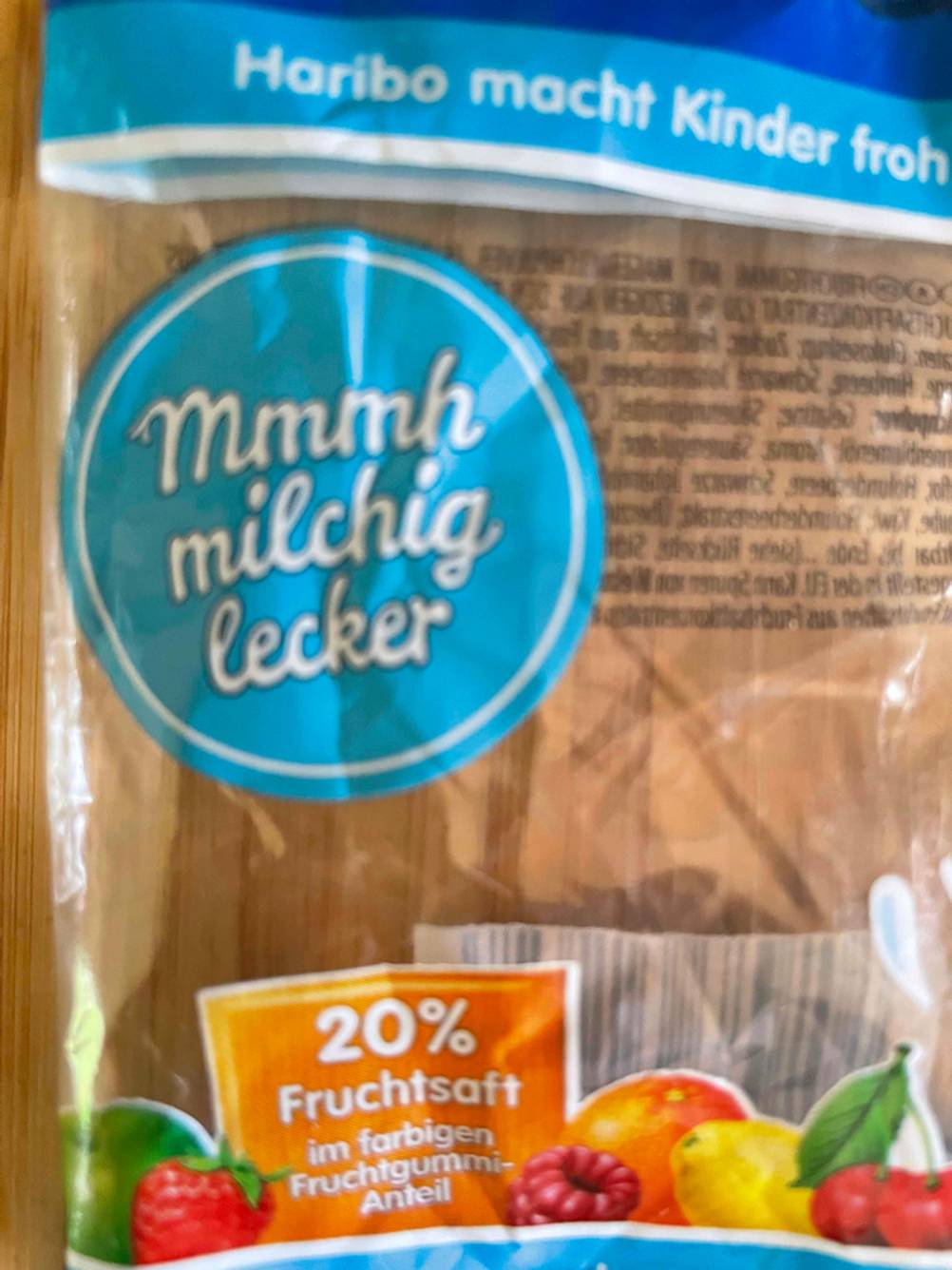 Nahaufnahme der Informationen vorne auf einer Packung der getesteten Gummibärchen.