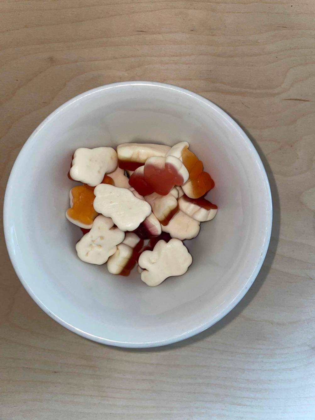 In einer Schüssel befinden sich mehrere getestete Gummibärchen.