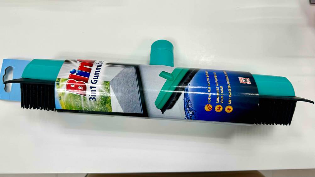 Ein Gummibesen im Test horizontal liegend in Originalverpackung auf einer hellen Fläche.