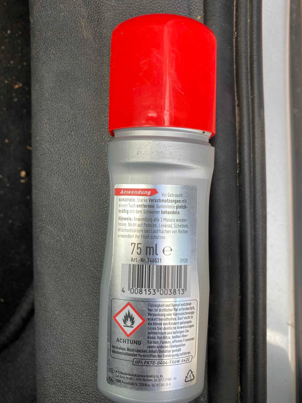 Im Test: Rückseite einer Flasche Gummipflege für das Auto.