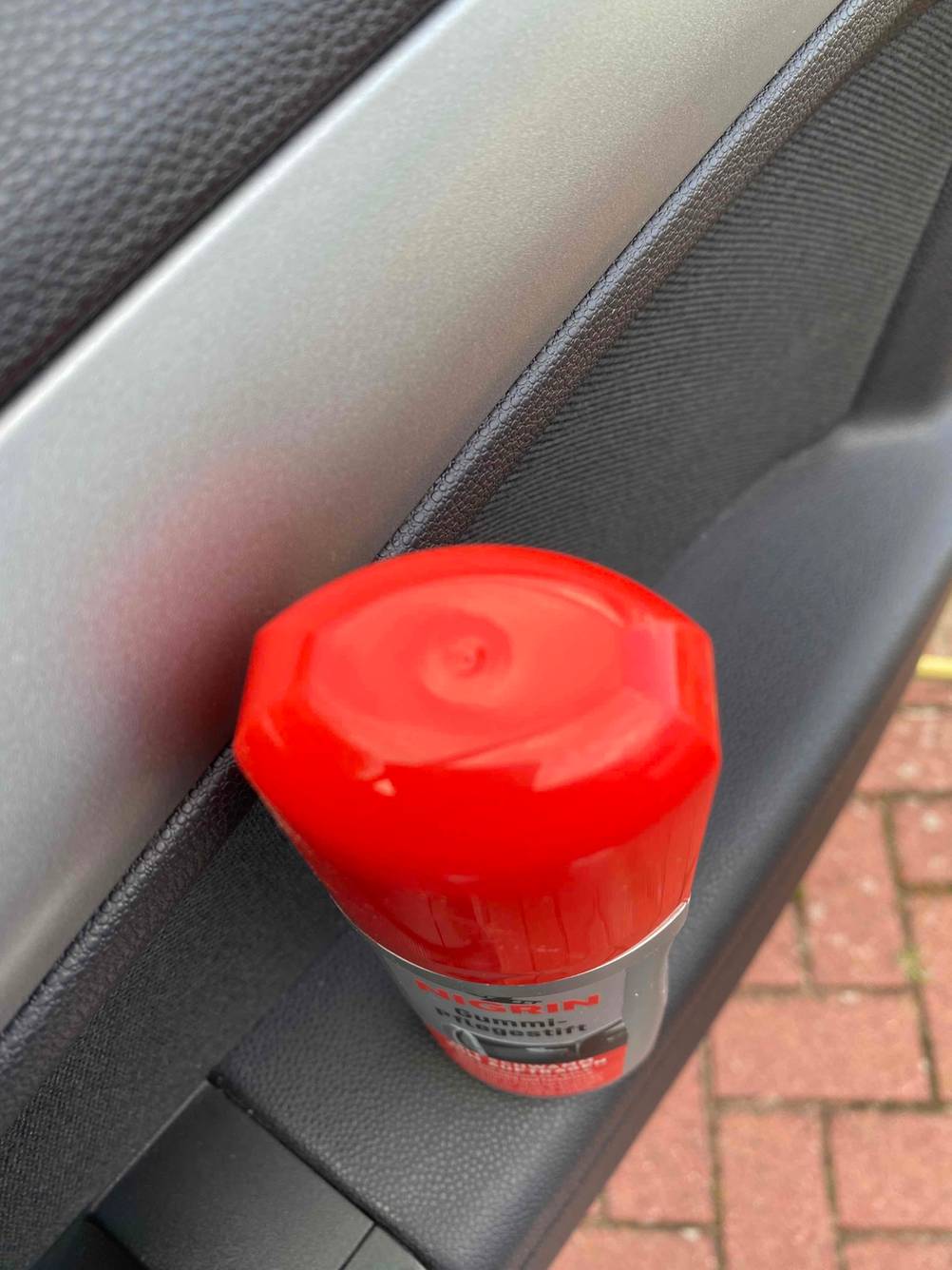 Gummipflege Auto getestet: Nahaufnahme der Verschlusskappe von oben in einer Autotüre stehend.