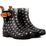 Gummistiefel-Damen-Test: schwarz-weiß gepunktete Gummistiefel mit Schnalle