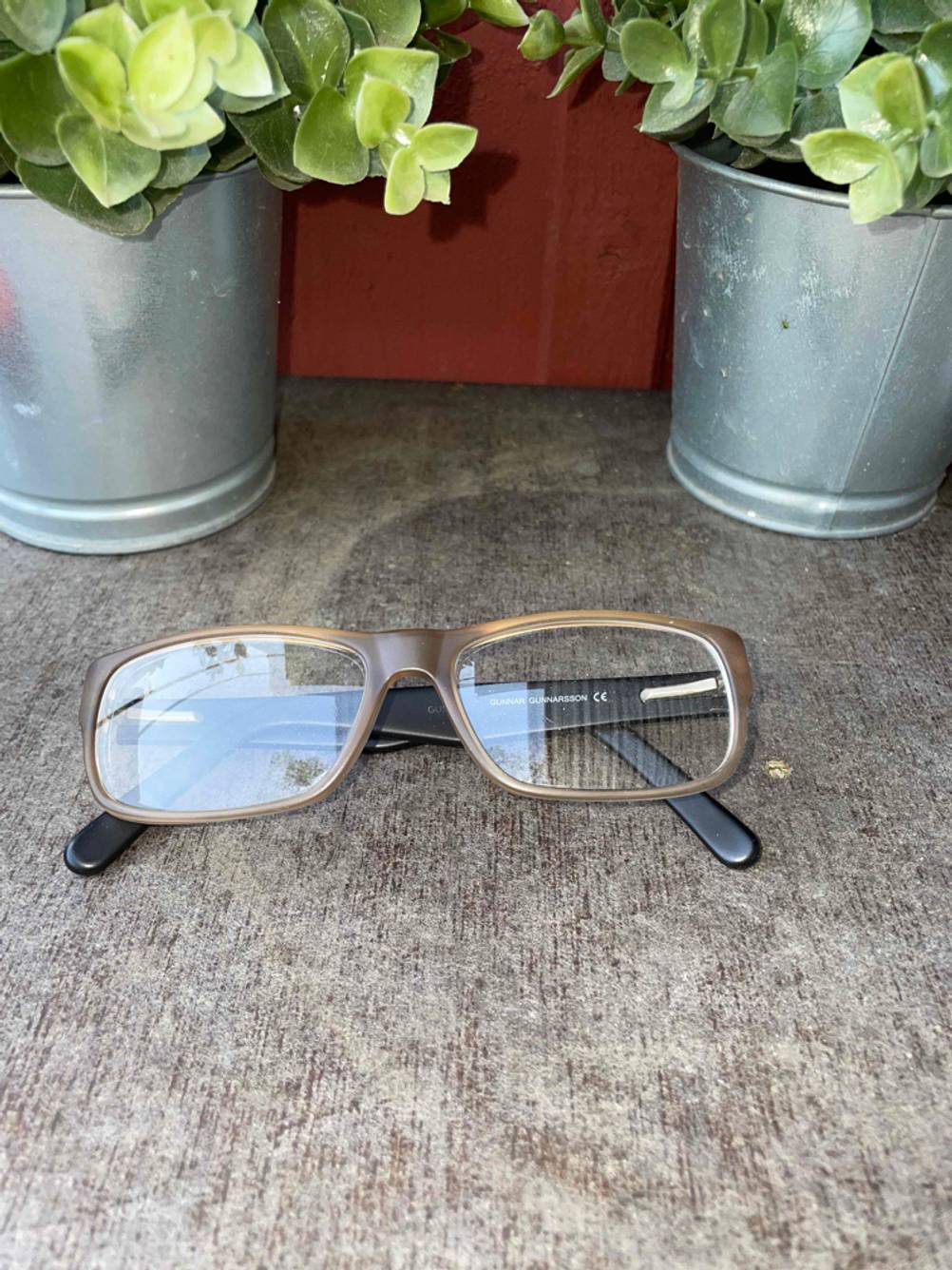zusammengeklappte Brille von vorne.