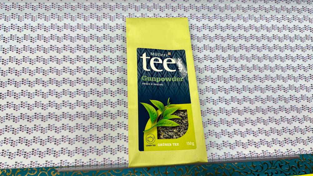 Auf einer hellen Fläche befindet sich der getestete Gunpowder-Tee.