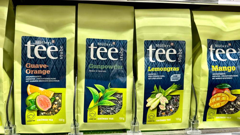 Mehrere Packungen des getesteten Gunpowder-Tees stehen in einem Verkaufsregal neben anderen Sorten.