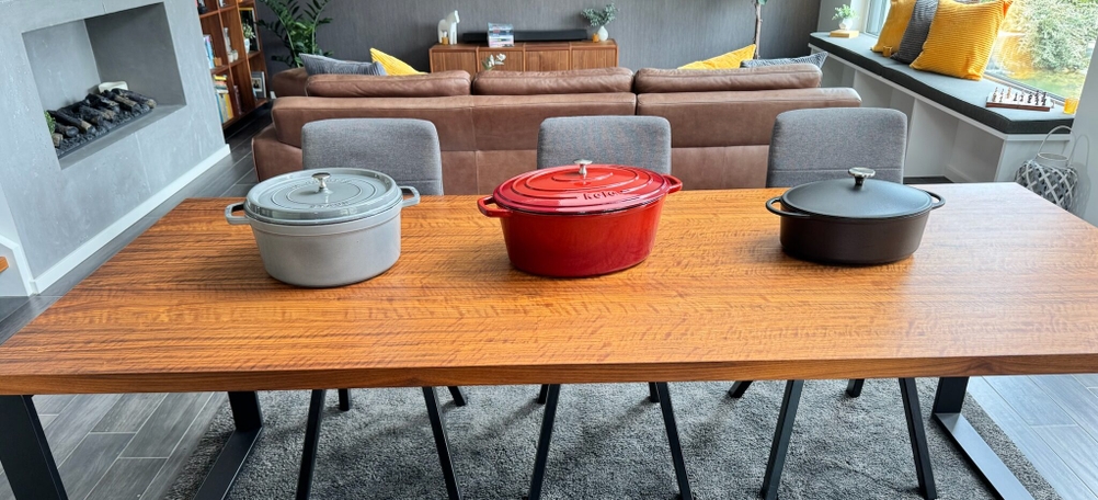 Drei Gusseisenbräter stehen nebeneinander auf einem Tisch