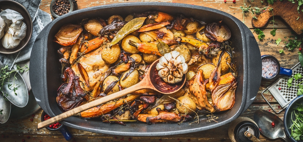 Rechteckiger Bräter, gefüllt mit Gemüse