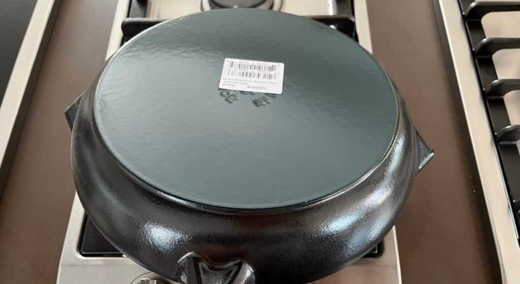 Gusseisenpfanne von Staub: Draufansicht auf Boden