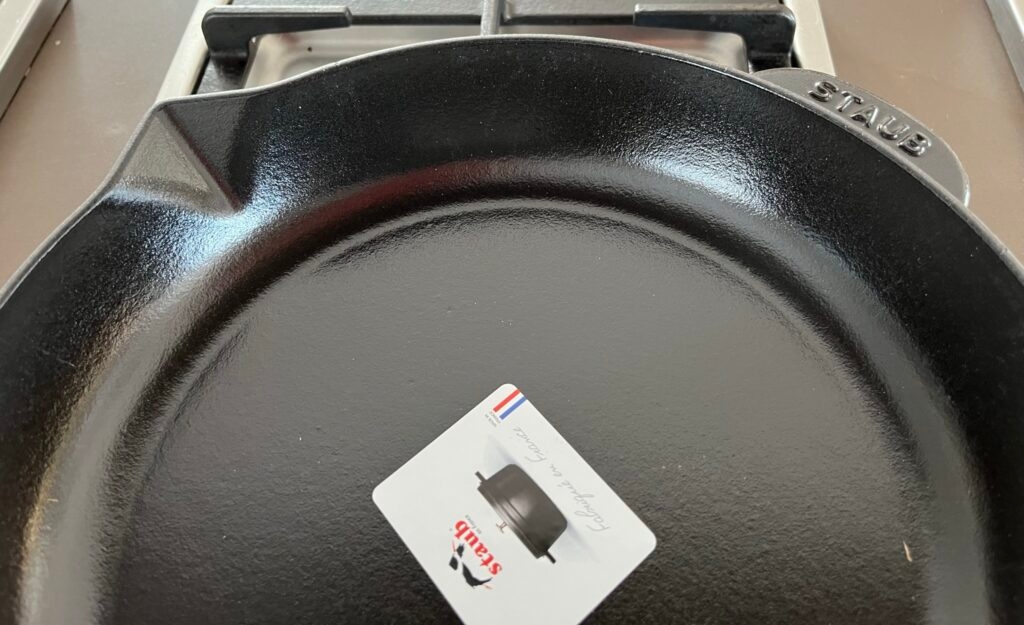 Gusseisenpfanne von Staub mit Nahaufnahme von Ausgießer und Antihaftbeschichtung