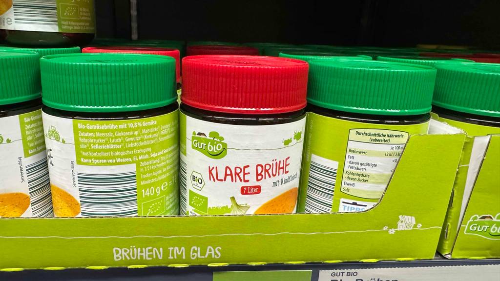 Testen: Klare Brühe in 140-g-Schraubdeckel-Dosen befinden sich in einem Verkaufsregal.