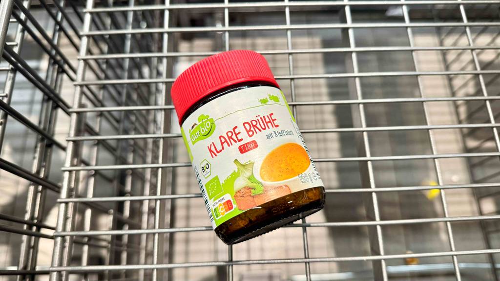 Getestet: Klare Brühe in der wiederverschließbaren 140-g-Dose liegt in einem Einkaufskorb.