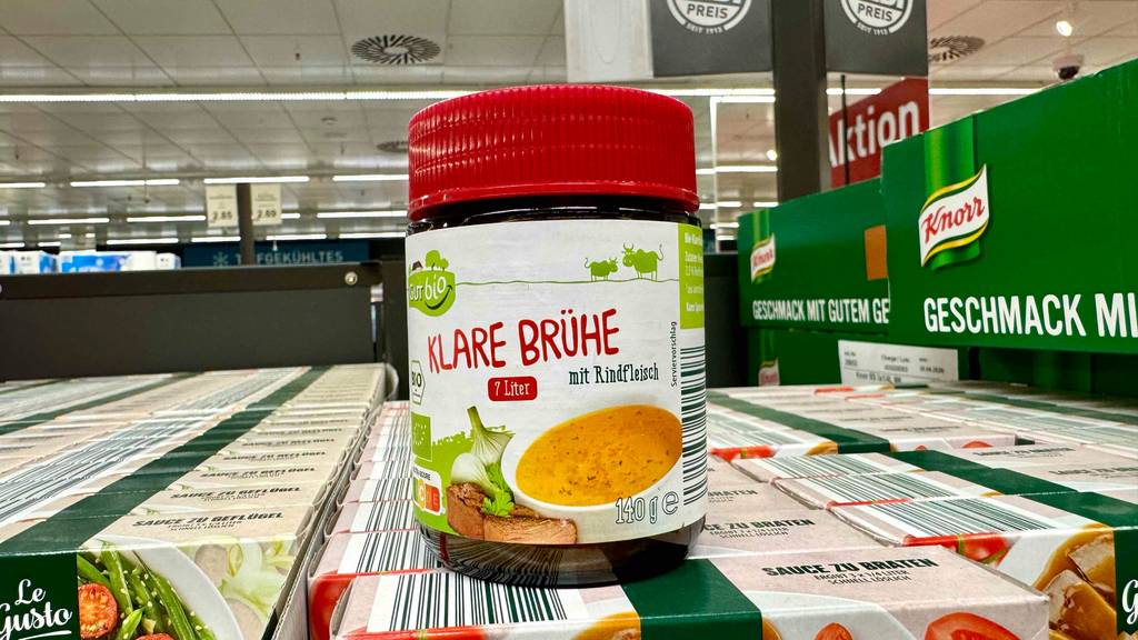 Im Test: Klare Brühe in der wiederverschließbaren 140-g-Dose steht auf Tomatensoßen-Packungen im Verkaufsbereich.