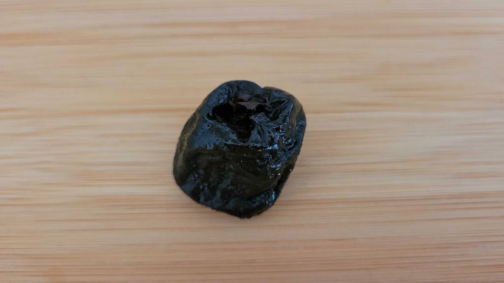 Trockenpflaumen-Test: Nahaufnahme einer einzelnen Pflaume.