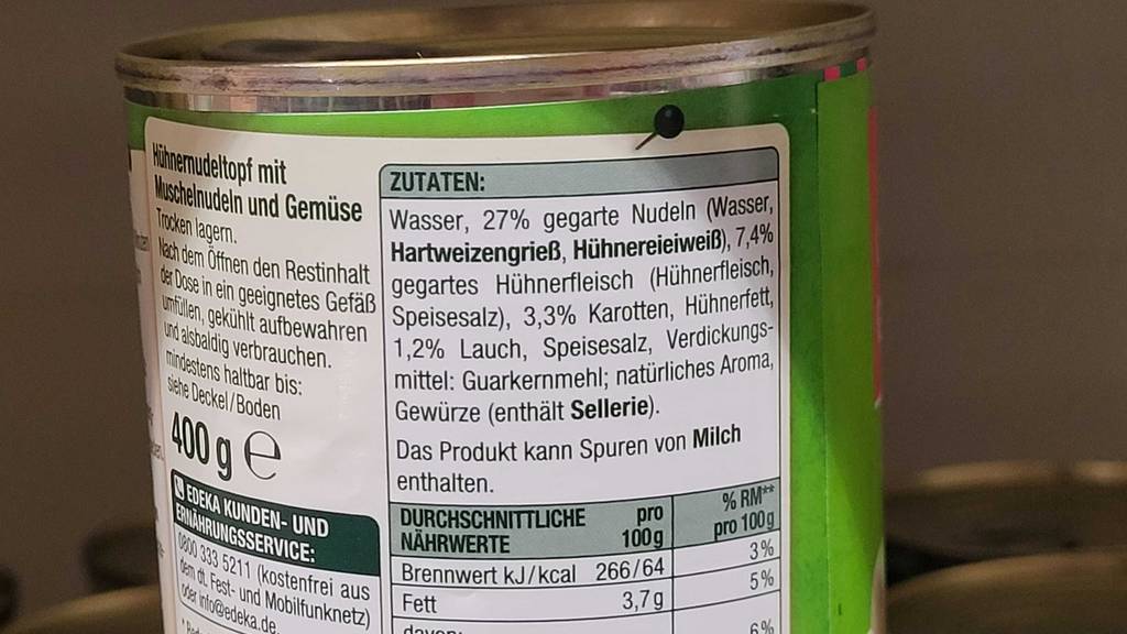 Detailansicht der Zutatenbeschreibung auf einer Dose der Hühnersuppe im Test.