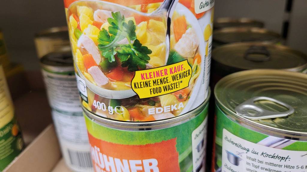 Dosen-Hühnersuppe im Test: Eine Dose im Detail steht in einem Verkaufsregal.