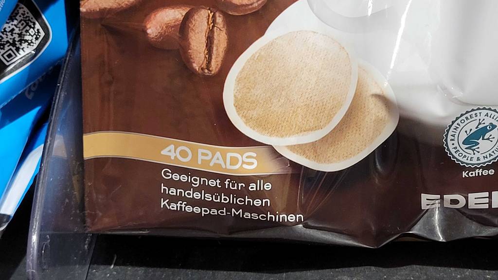 Auf der Packung von getesteten Kaffeepads entkoffeiniert steht die enthaltene Menge.