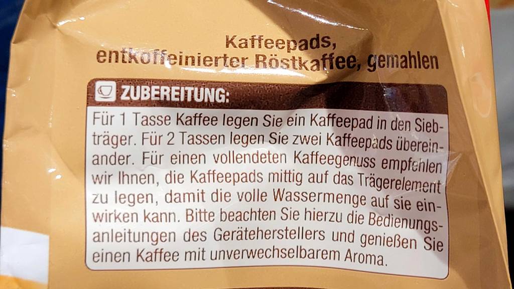 Auf der Rückseite einer Packung Kaffeepads entkoffeiniert im Test steht die Zubereitung.