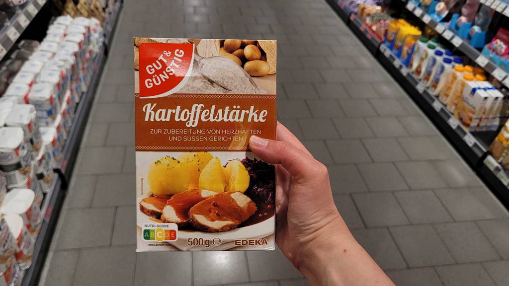 Im Test: Eine Hand hält eine Packung Kartoffelstärke.