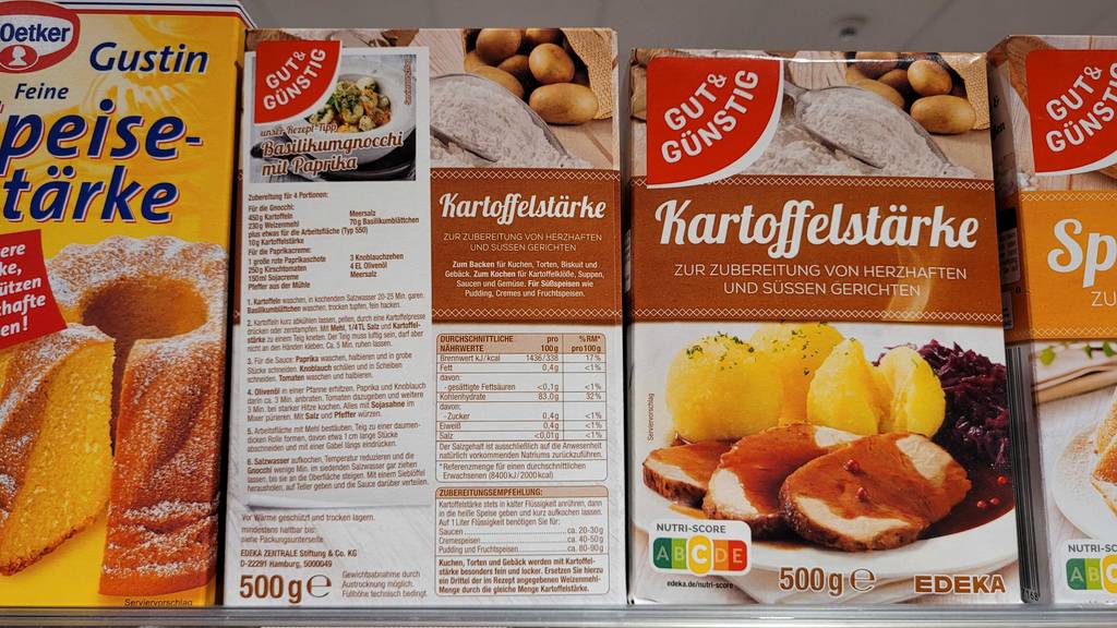 Kartoffelstärke-Test: Eine Packung steht mit der Rückseite nach vorn neben einer zweiten.