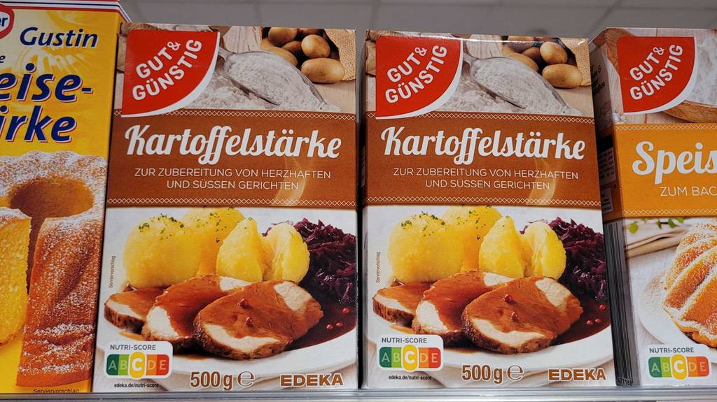 Kartoffelstärke im Test: Mehrere Packungen stehen zwischen anderen Produkten.