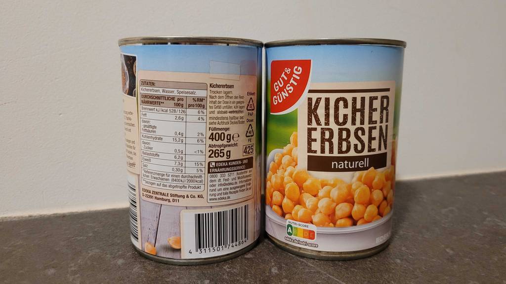 Zwei Dosen Kichererbsen im Test, stehen nebeneinander, mit Blick auf die Herstellermarke sowie die Nährwertangaben.