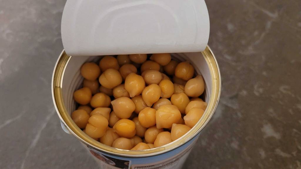Getestete Kichererbsen in der Dose: Detailansicht einer geöffneten Dose.