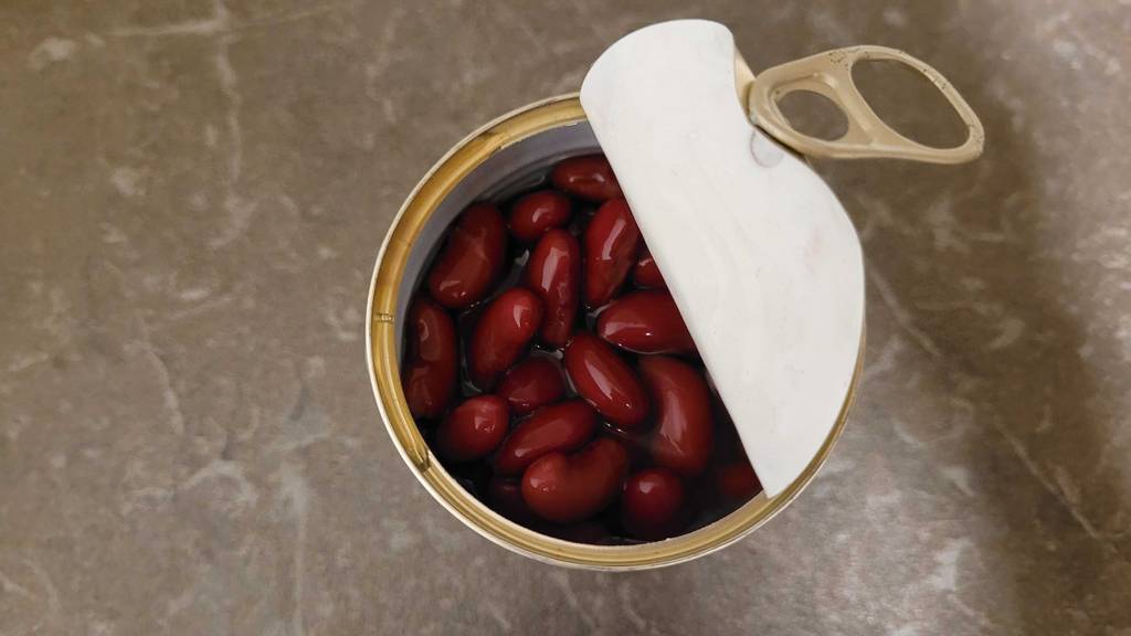 Eine geöffnete Dose mit Kidneybohnen im Test: steht auf einer Küchenarbeitsplatte.