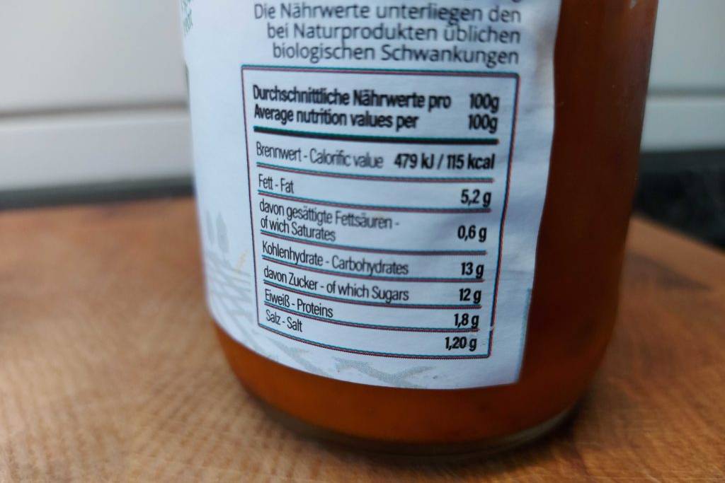 Nährwertangaben auf einem Glas getesteten Ajvar.