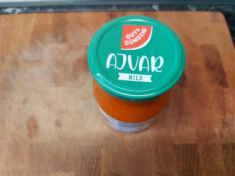 Ein Glas getestetes Ajvar von oben, Detailaufnahme des Deckels.