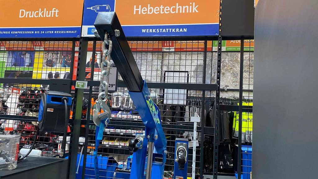 Werkstattkran im Test: Nahaufnahme des Auslegers inklusive Haken eines blauen Werkstattkrans im Geschäft.