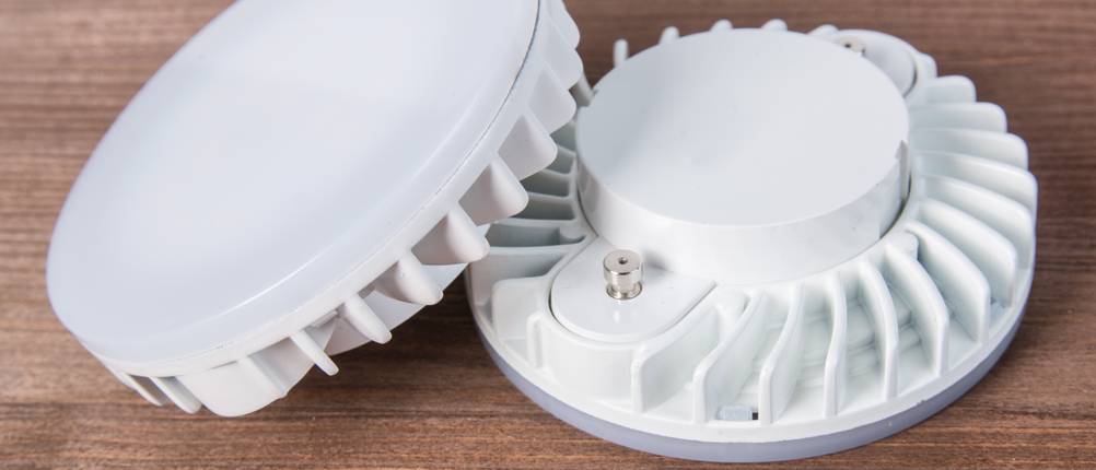 GX53-LED-Test: Zwei LED-Lampen des Typs GX53 liegen übereinander auf einem Tisch.