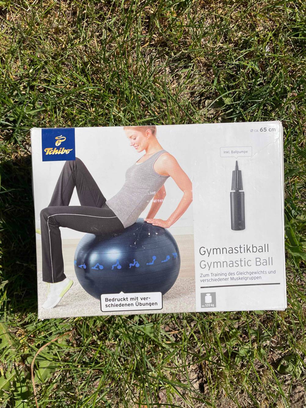 Vorderseite der Originalverpackung eines Gymnastikballs im Test.