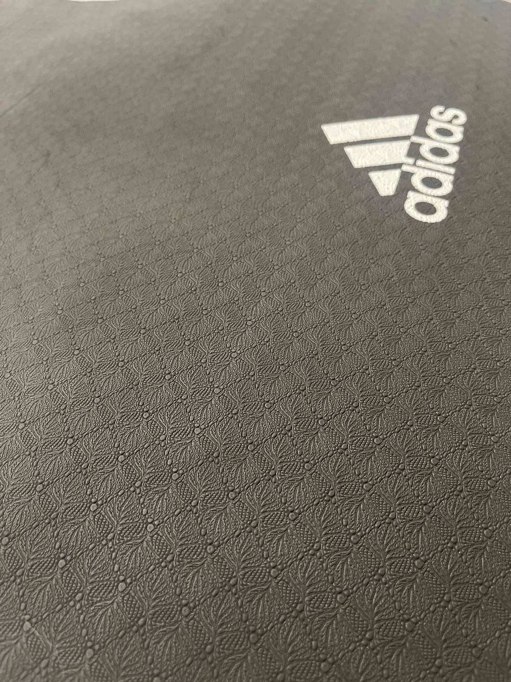 Detailansicht des Materials einer getesteten dunklen Gymnastikmatte.