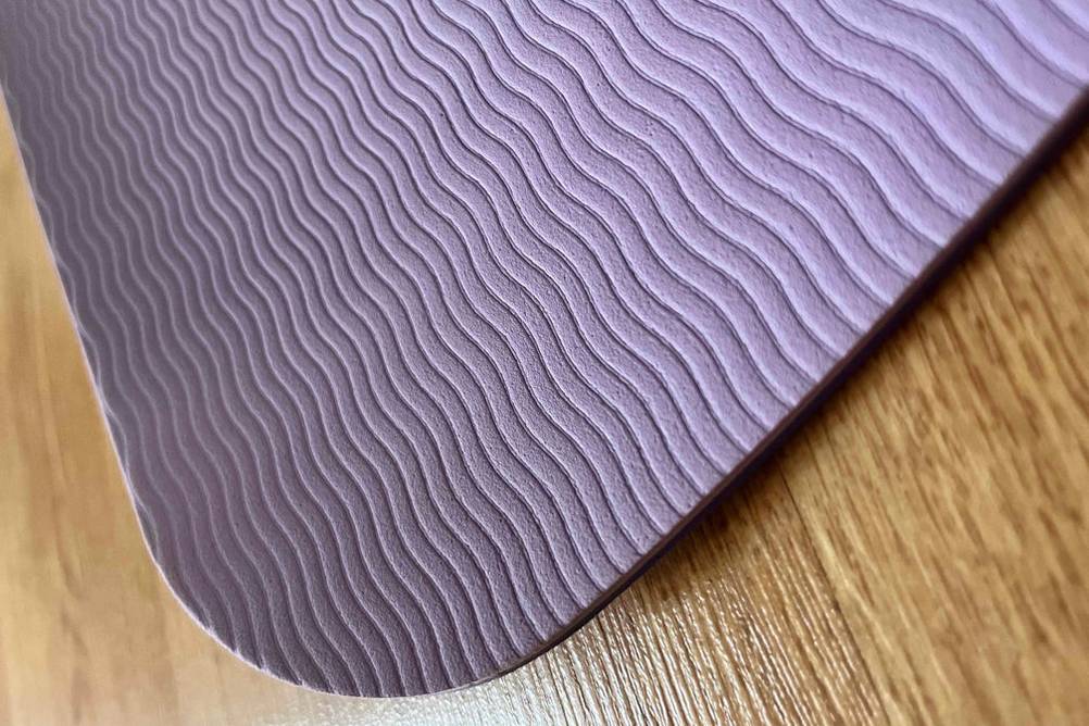 Im Test: Detailansicht Material Gymnastikmatte in lila.