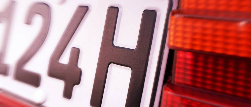Nahaufnahme: H-Kennzeichen an einem deutschen Oldtimer – historisches Kfz-Kennzeichen