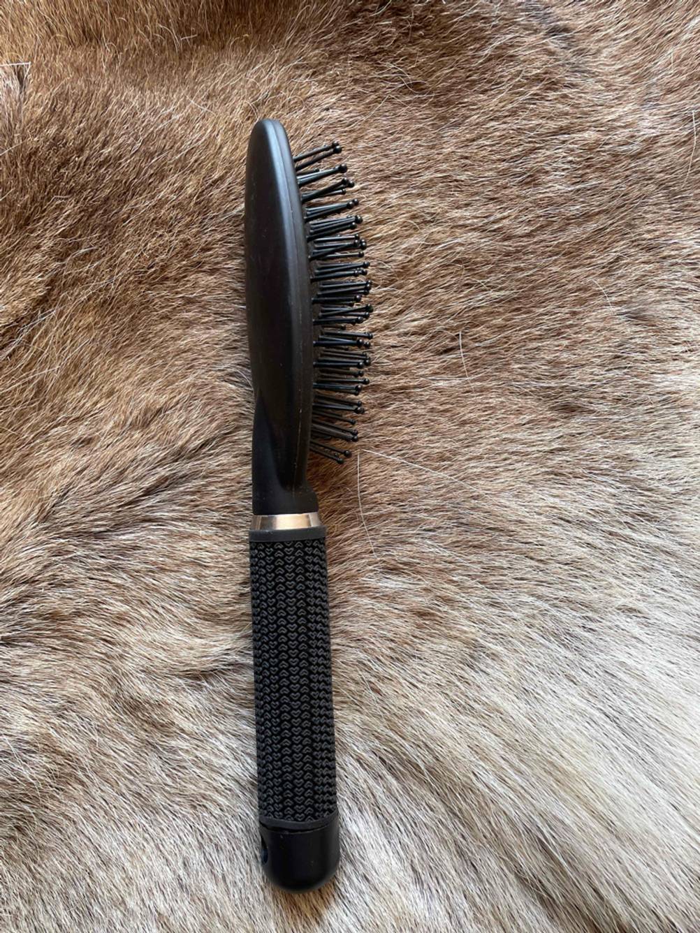 Eine getestete Haarbürste mit Kunststoffstiel. 